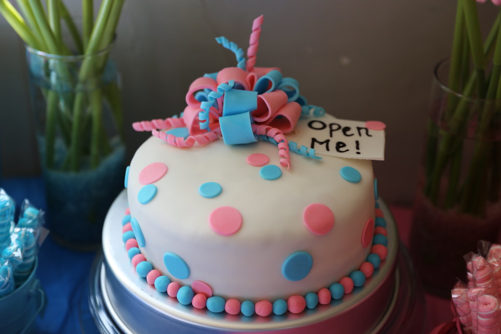 Picture of a blue and pink cake with a note saying 'open me!'.
