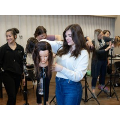 What To Expect In A Cosmetology School | Beauty School icon