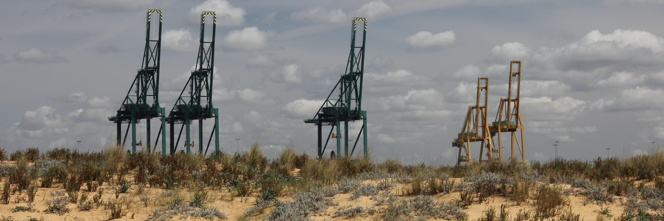 Grúas en el puerto de Huelva, España